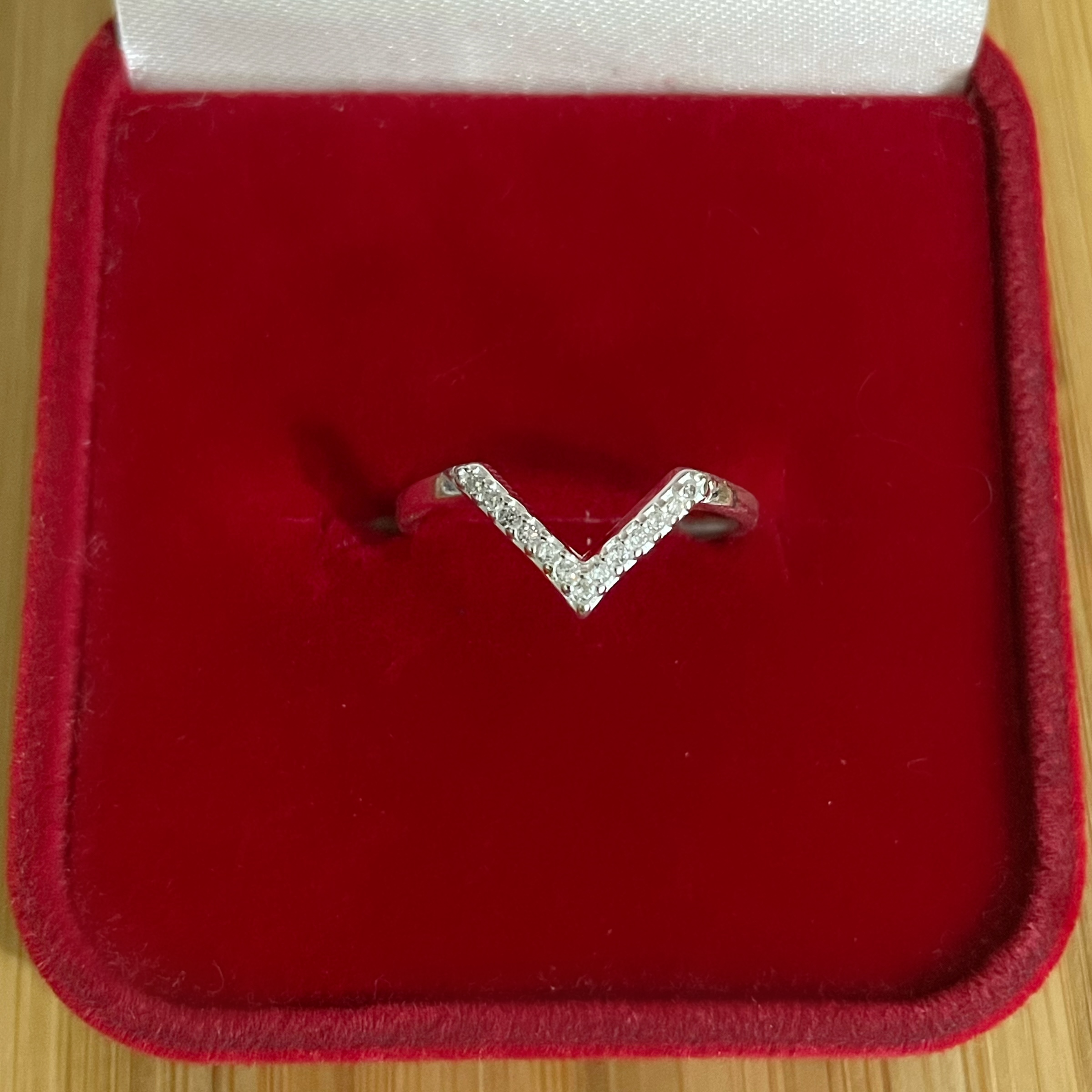 Anel V Cravejado Médio