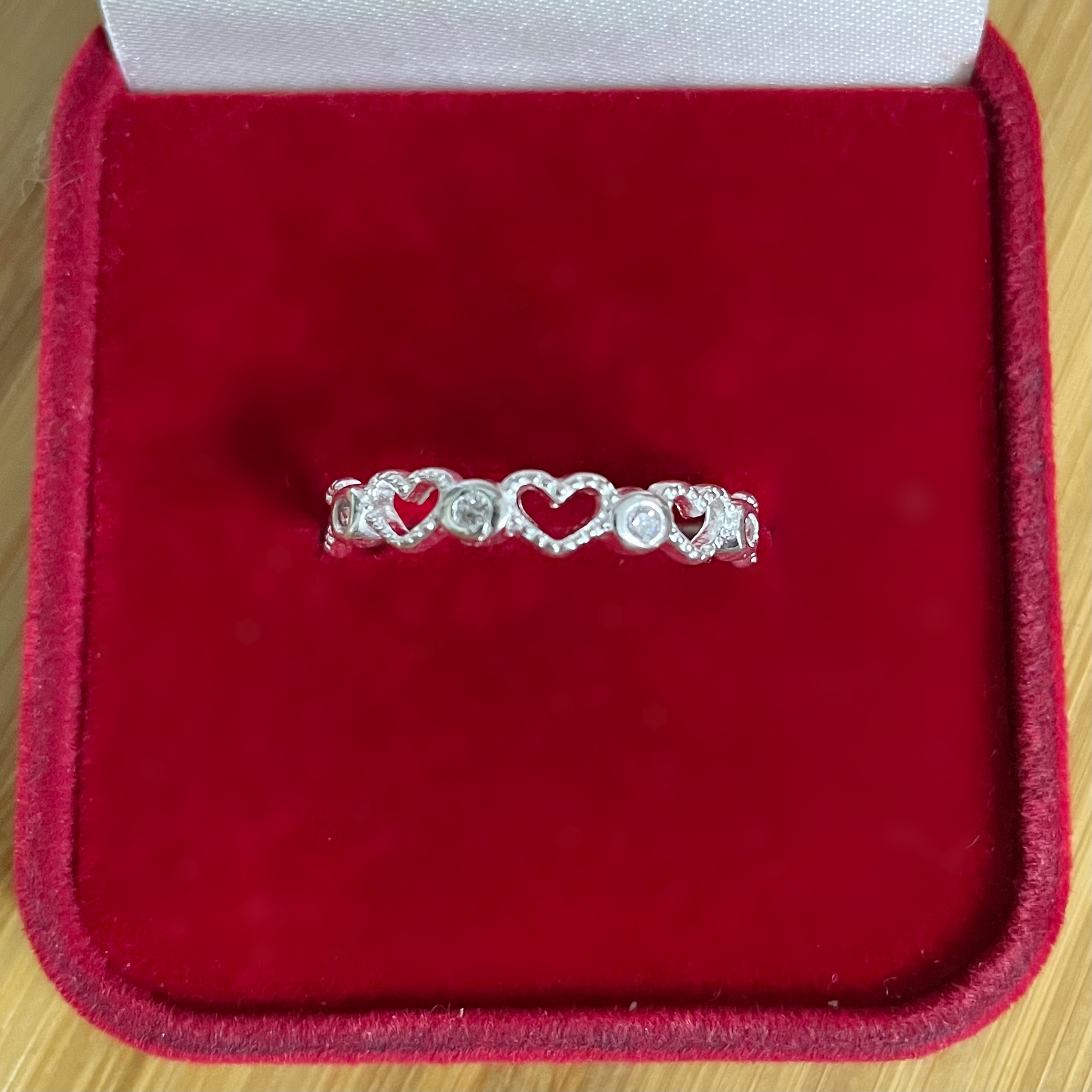 Anel Corações Trabalhados com Zircônias