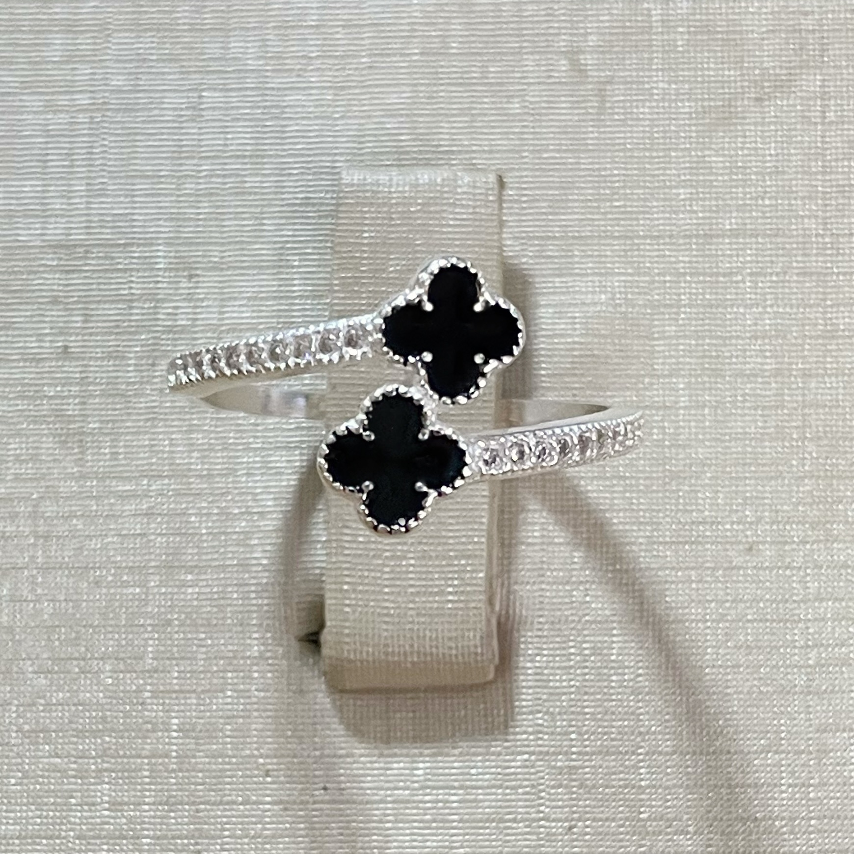 Anel Dois Trevos com Resina Preta