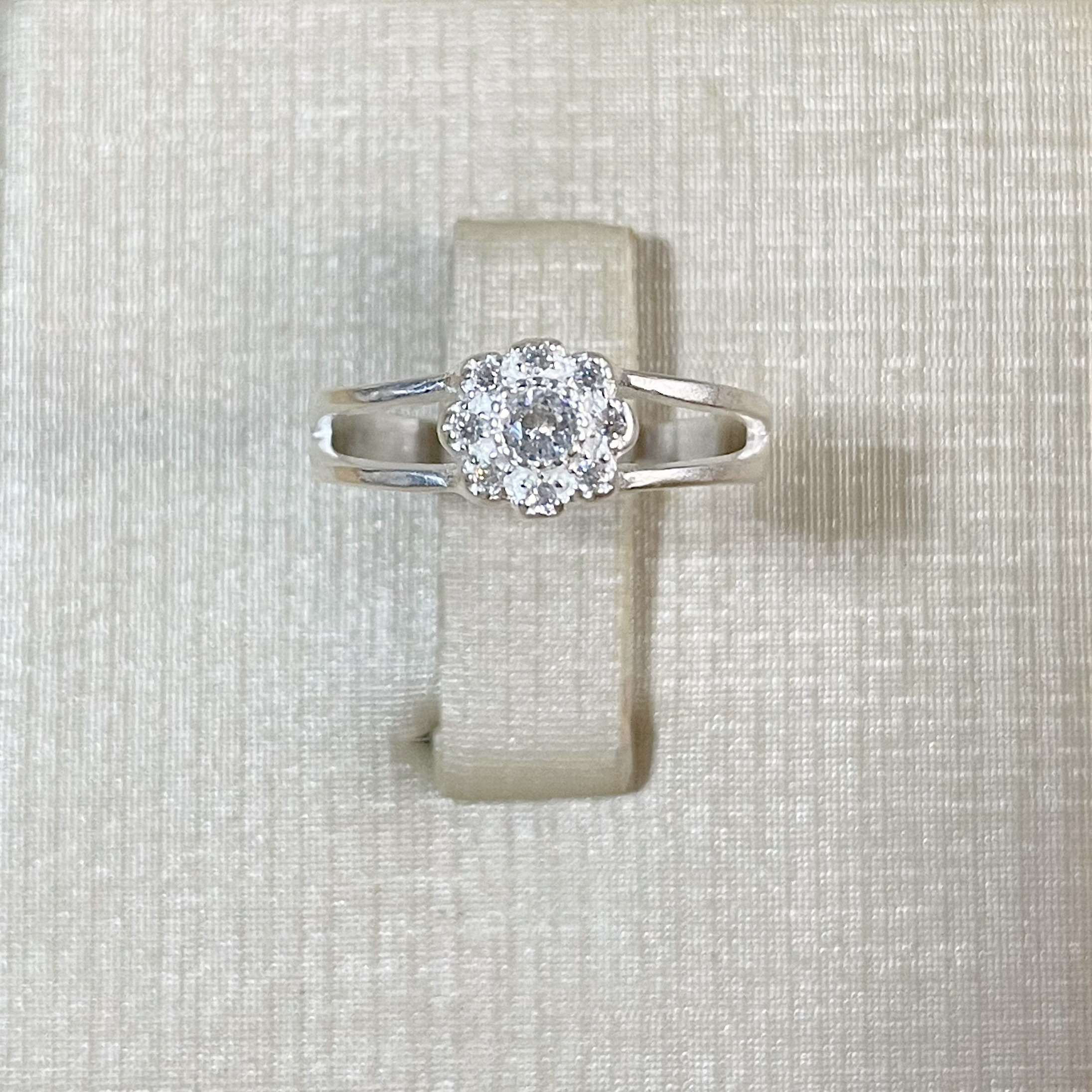 Anel Flor com Zircônias Aro Duplo