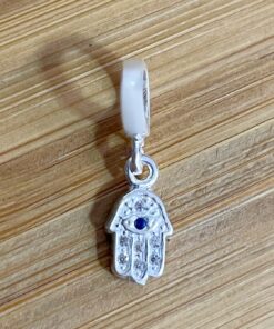 Berloque Mão de Fátima com Zircônia Azul