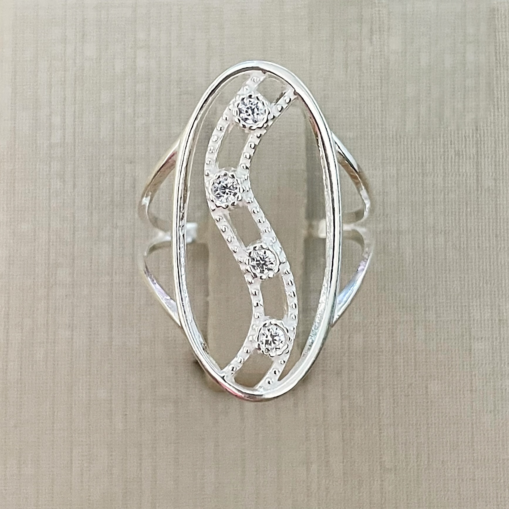 Anel Oval com Zircônias