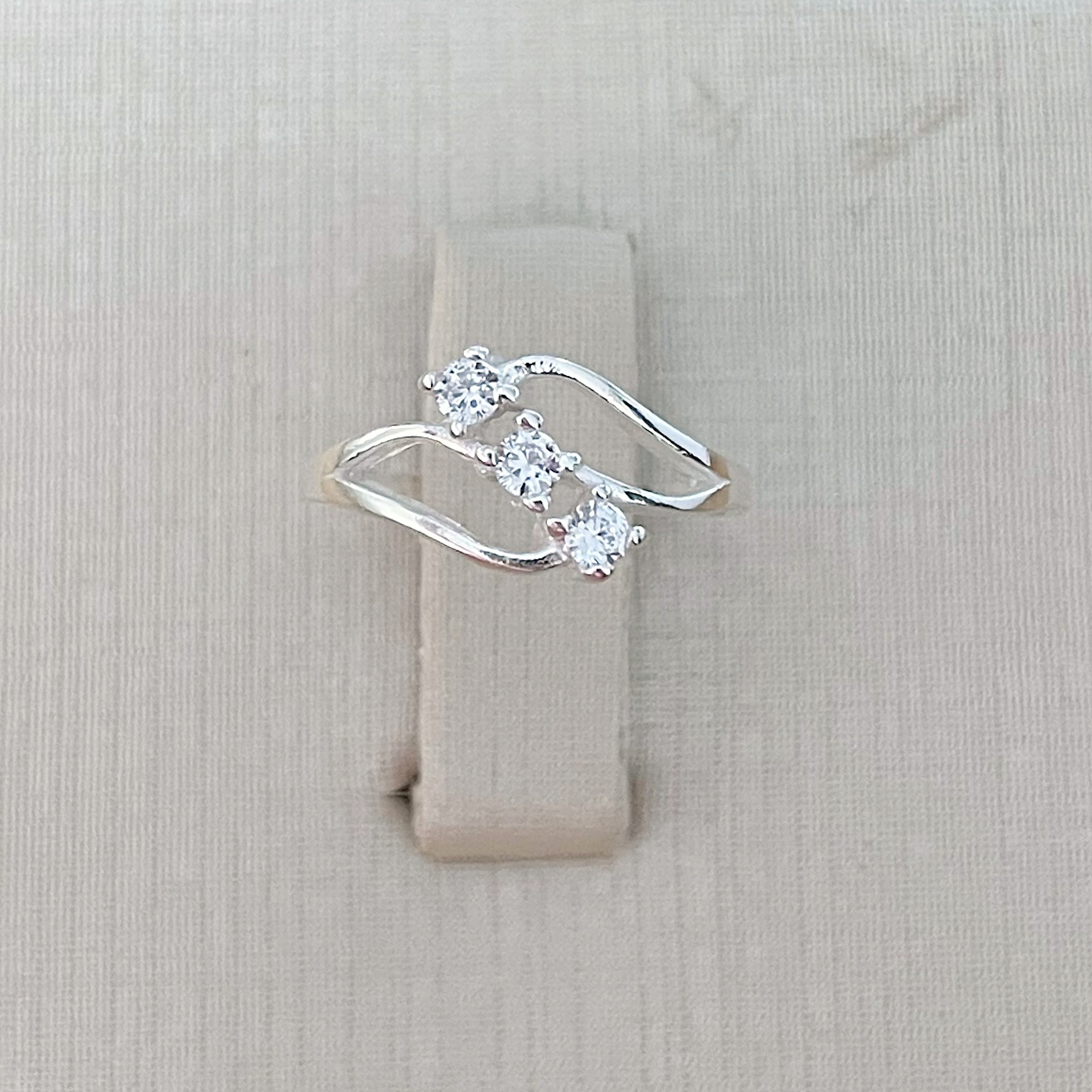 Anel Curvado Com 3 Zircônias