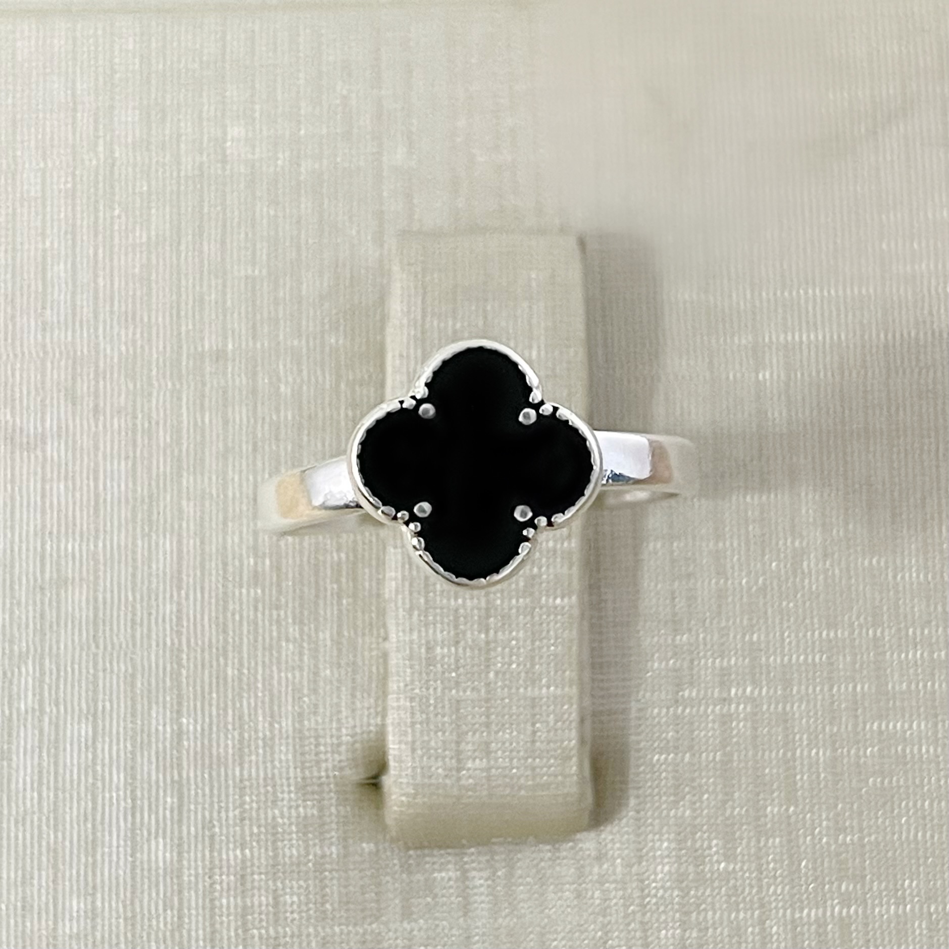 Anel Trevo Resina Preta