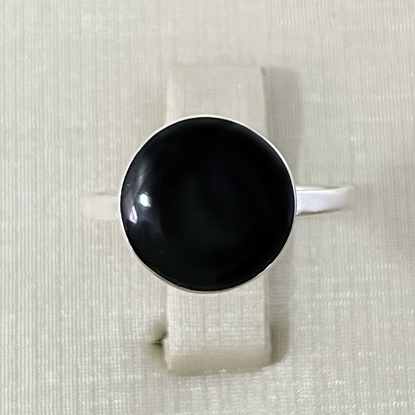 Anel Redondo Com Resina Preta