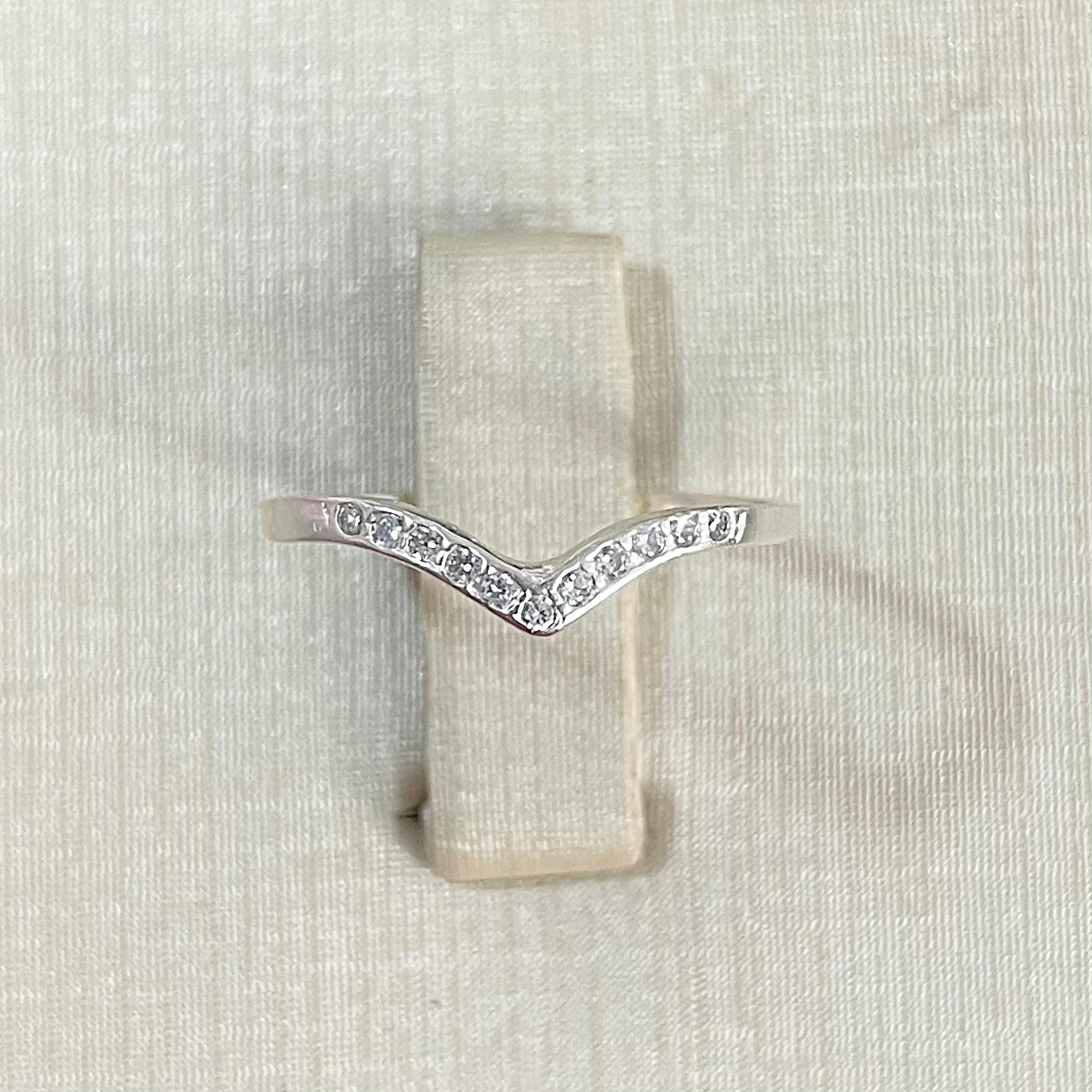 Anel V com Zircônias Brancas