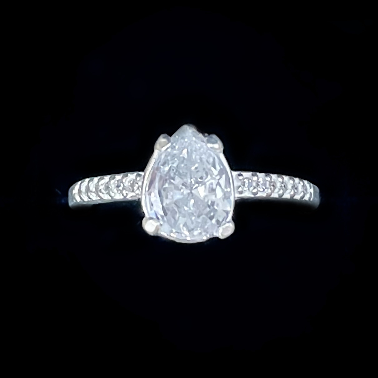 Anel Solitario Gota com Aro Cravejado