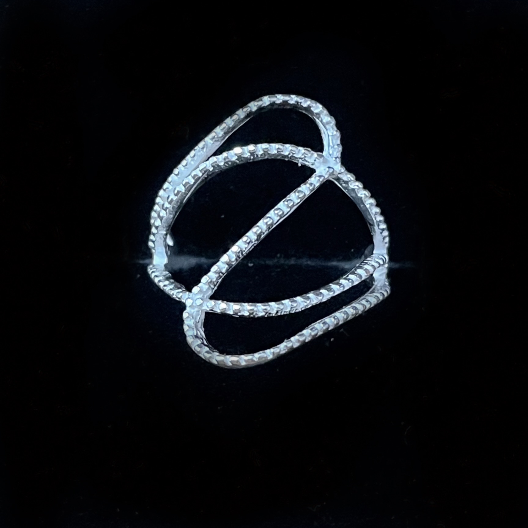 Anel Forma Geométricas Curvadas Pontilhada