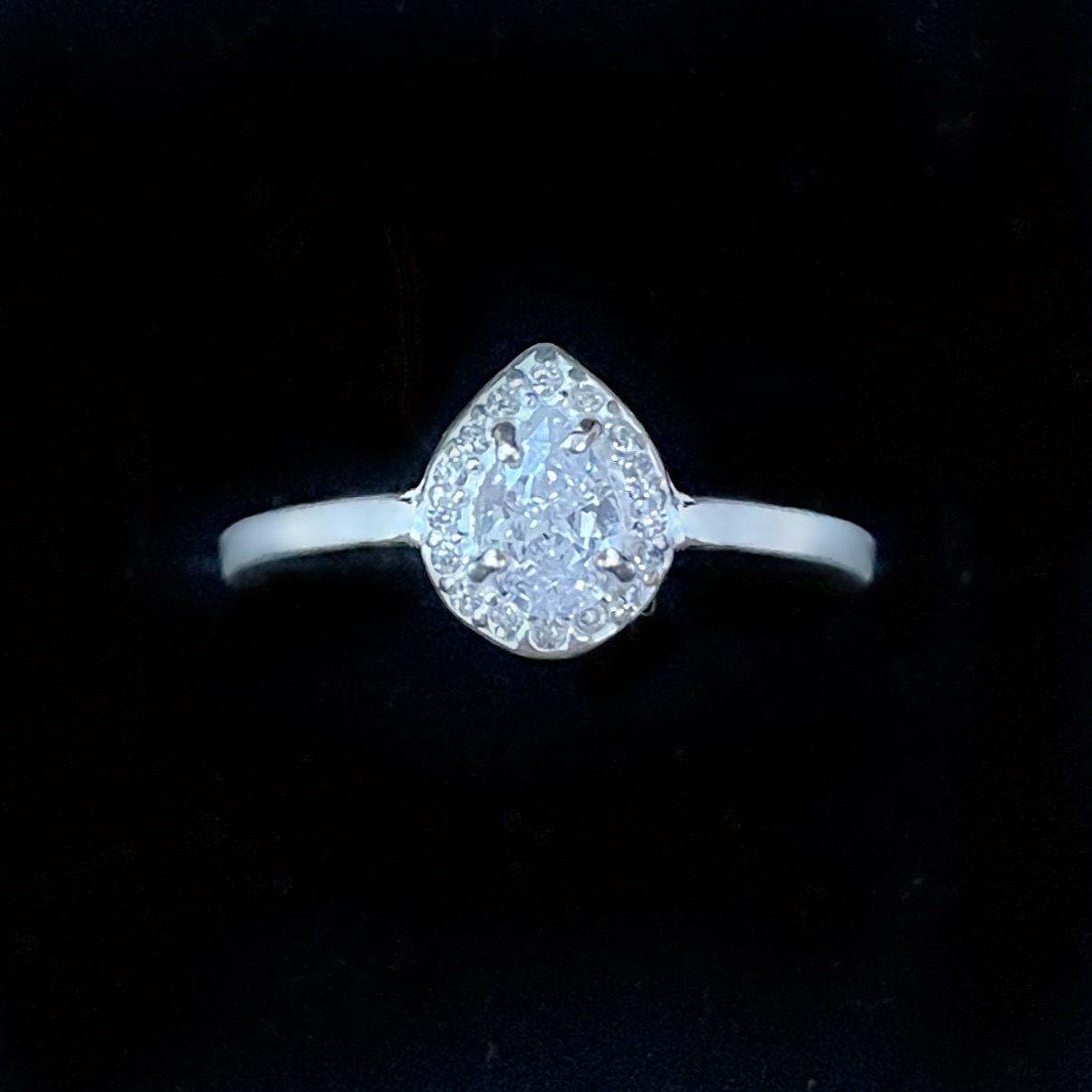 Anel Solitário Gota Cravejado em Volta