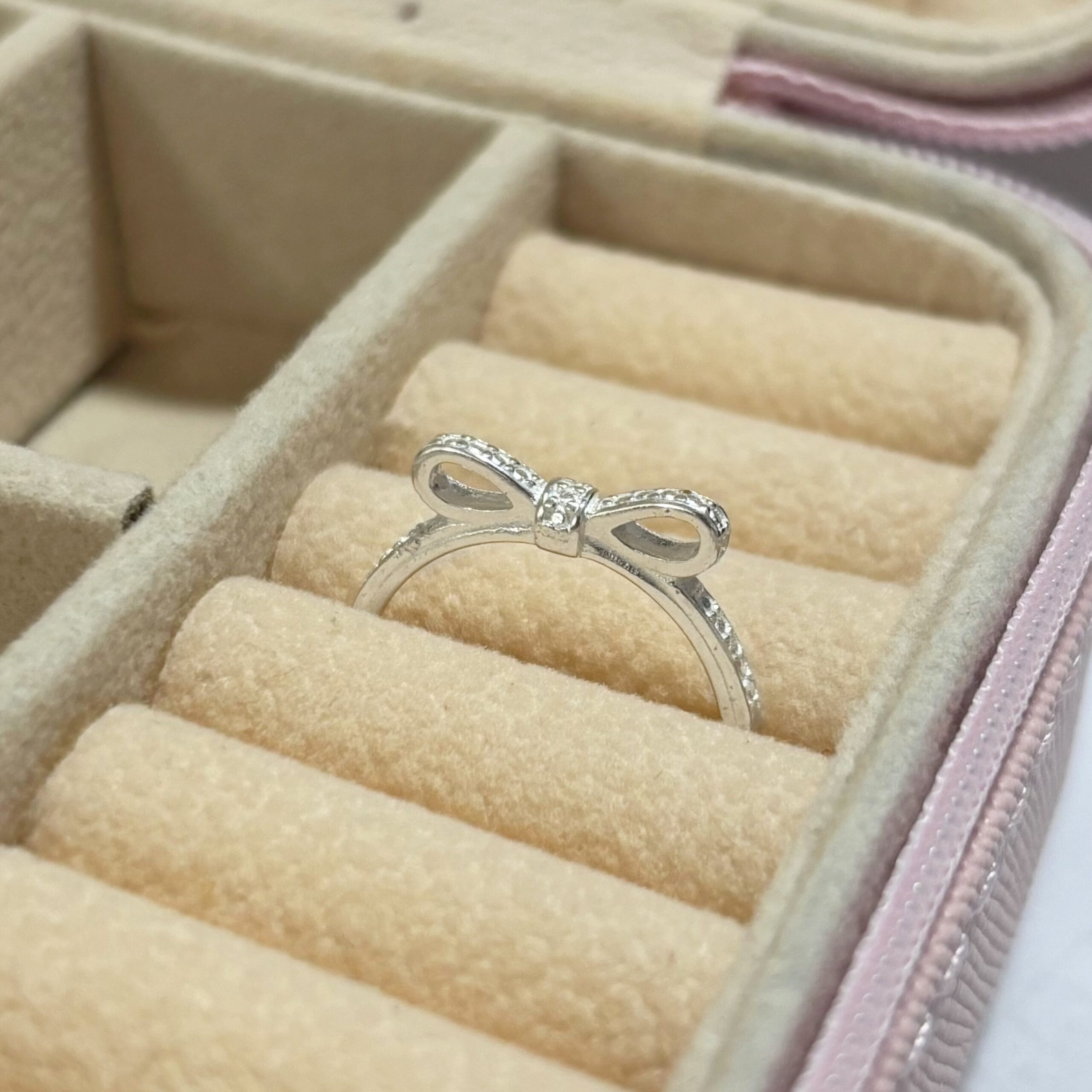 Anel Laço com Zircônias - Imagem 2