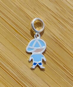 Berloque Menino Resina Boné Azul